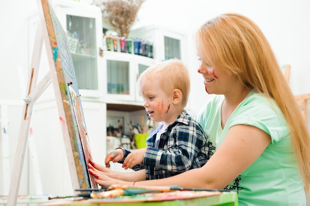 Madre e figlio disegnano una pittura, lezione d'arte