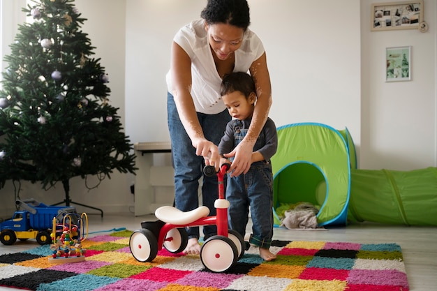 Foto madre e bambino che si divertono