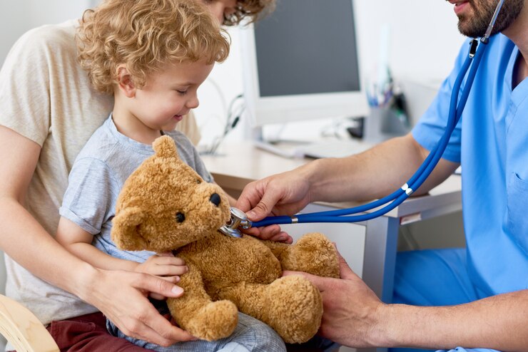 Photo mother and child in pediatric office