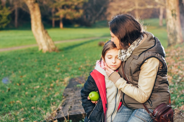 Foto figlia confortante della madre