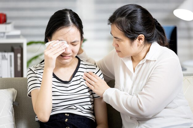 写真 泣く娘を慰める母親