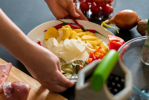 Foto madre cucina il cibo casalingo tradizionale b