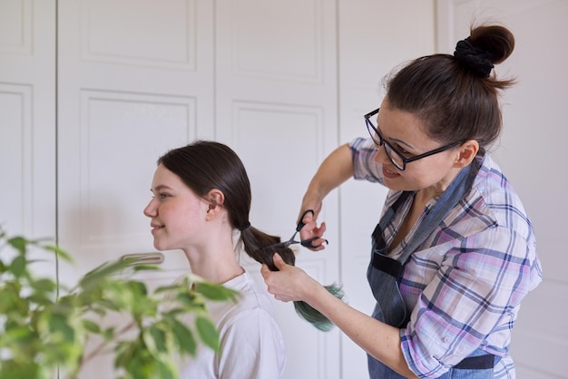 Mother cut hair daughter to teenager, cut dyed unhealthy hair.