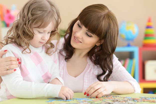 Madre e figlia stanno giocando al tavolo