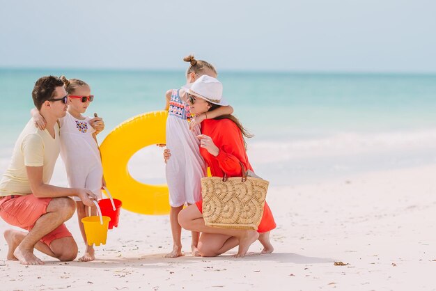 Photo mother and daughter at beach