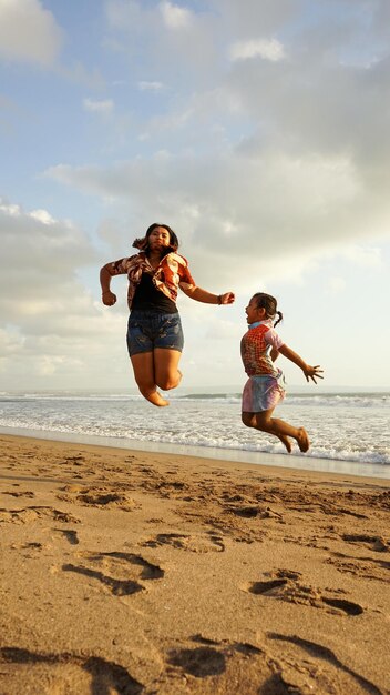 Photo a mother and daughter on the beach