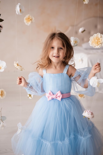 Foto madre e figlia in abiti blu