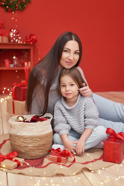 Мать и дочь празднуют новый год как концепцию зимних праздников