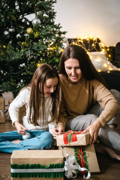 Foto madre e figlia festeggiano il natale a casa insieme tema dello stile di vita natalizio