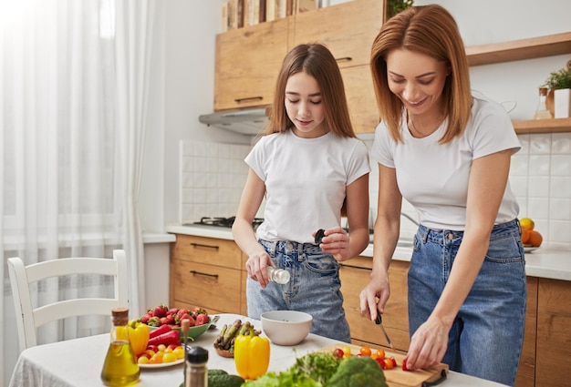 Madre e figlia che cucinano insieme un pranzo sano