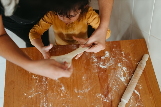 Photo mother and daughter cooking