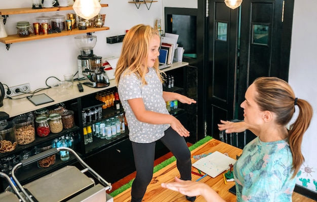 Photo mother and daughter dancing in store