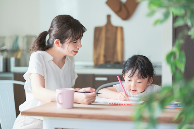 Madre e figlia che disegnano a casa