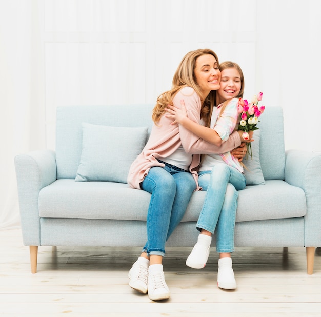 Photo mother and daughter embracing each other