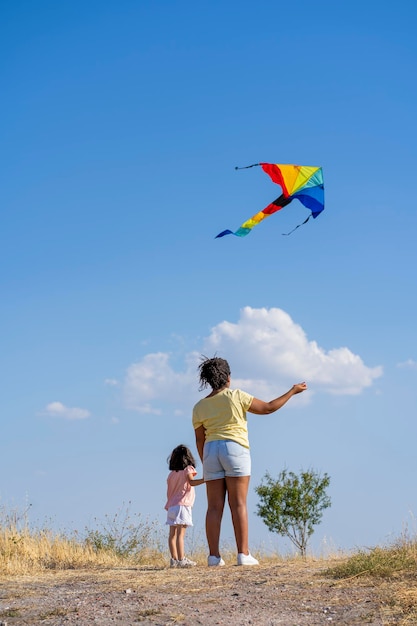 Madre e figlia si godono il loro tempo libero in campagna