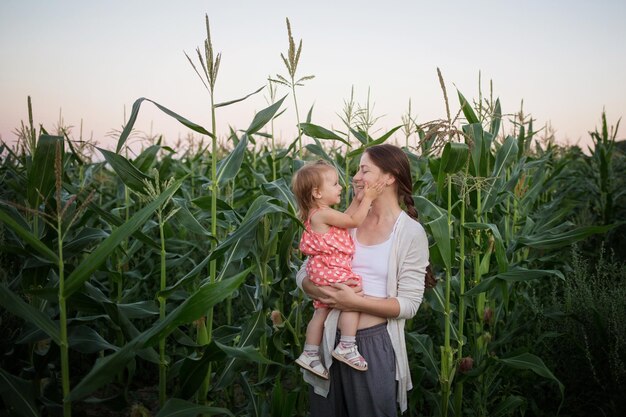 Foto madre e figlia sul campo contro le piante