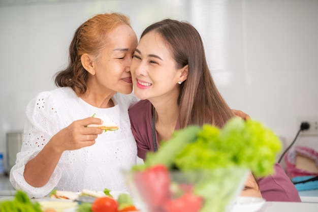 母と娘がキッチンで幸せに料理する