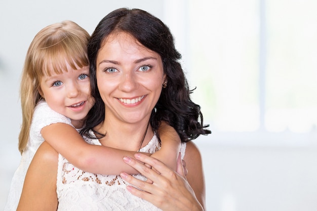 Foto madre e figlia. famiglia felice