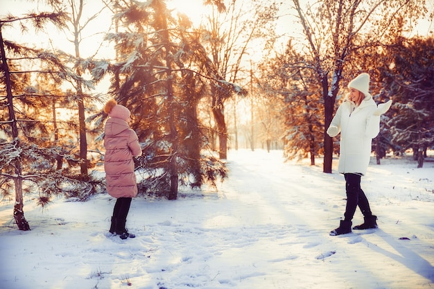 겨울 공원에서 즐거운 시간을 보내는 엄마와 딸