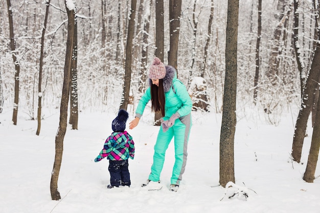 Madre e figlia si divertono nel parco invernale.
