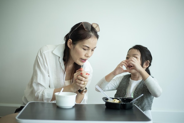 新しい家で一緒に昼食をとる母と娘