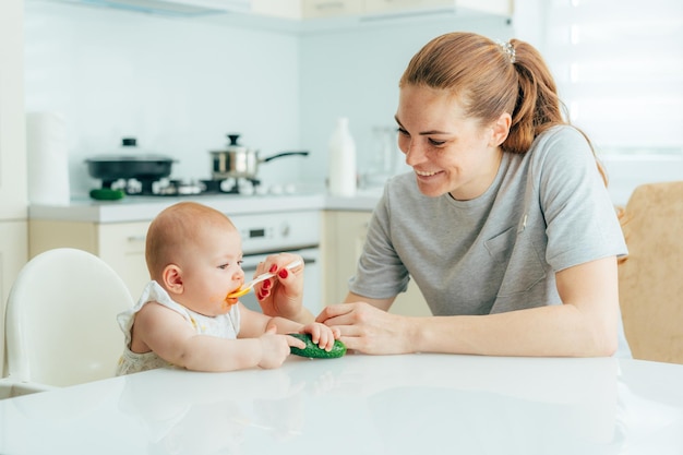 Photo mother and daughter at home