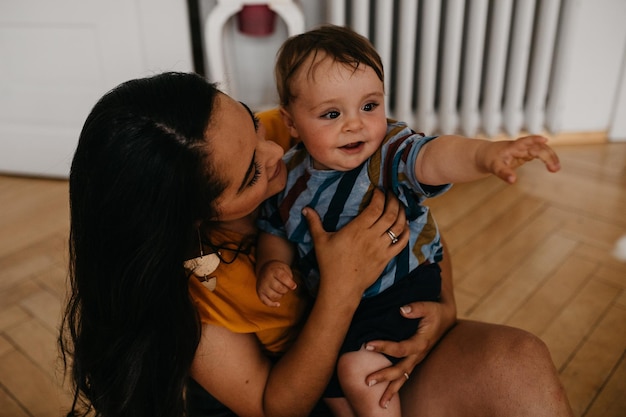 Foto madre e figlia a casa