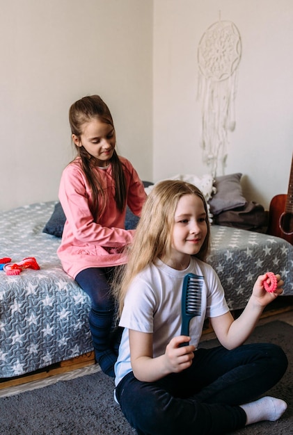 Foto madre e figlia a casa