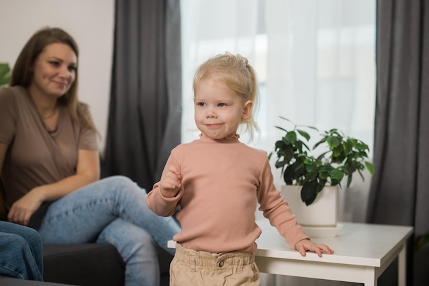 Photo mother and daughter at home