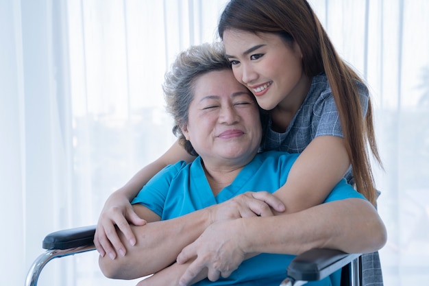 Photo mother and daughter at hospital