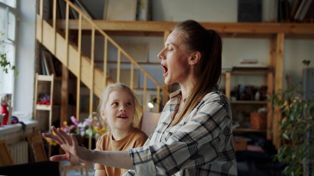 Photo mother and daughter laughing at home