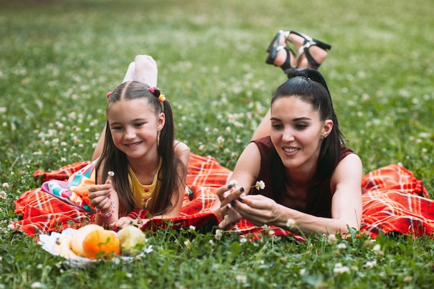 Foto relazione amorevole madre e figlia. famiglia al picnic al parco naturale