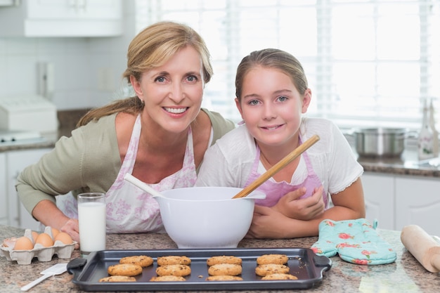 Madre e figlia che producono insieme i biscotti