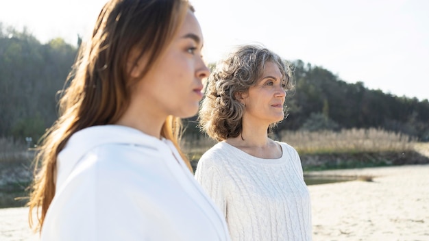 Foto madre e figlia insieme all'aperto sulla spiaggia