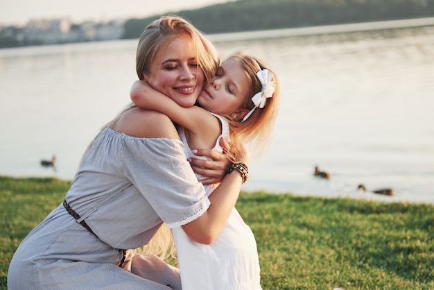 Photo mother and daughter playing outside