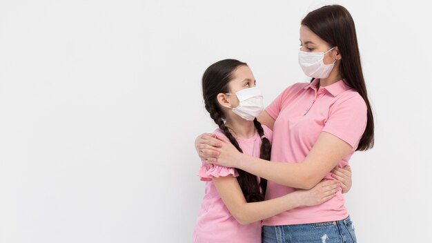 Foto madre e figlia in posa al chiuso