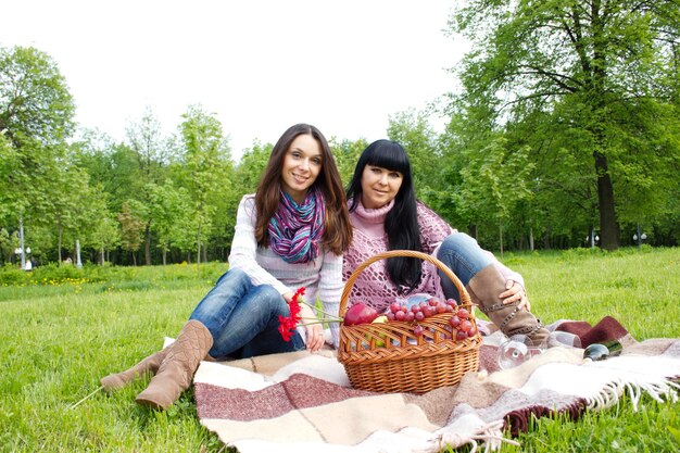 Photo mother and daughter relaxing outdoors