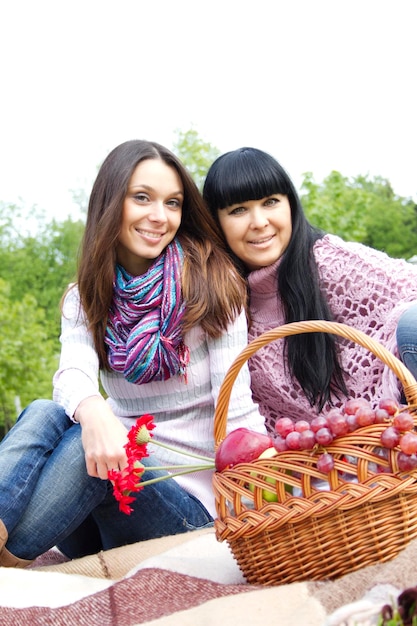 Photo mother and daughter relaxing outdoors