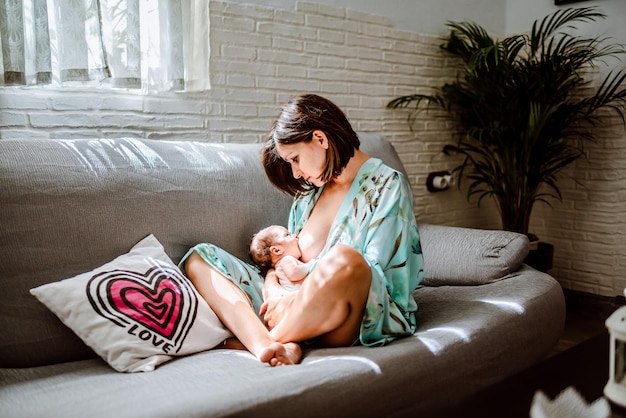 Photo mother and daughter sitting on sofa