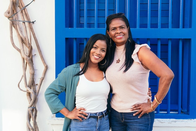 Photo mother and daughter standing together in the street