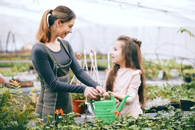 植物の世話をする母と娘