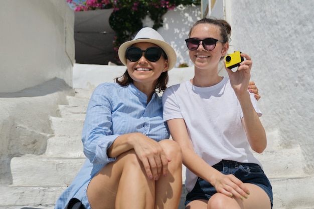 Мать и дочь путешествуют в Средиземноморье, записывая блог на видео