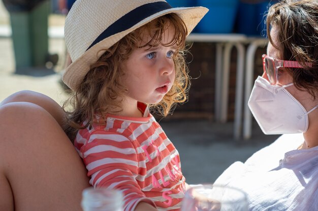 Madre e figlia viaggiatrici che si godono le spiagge dell'andalusia.