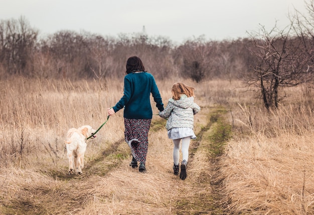 Cane da passeggio madre e figlia