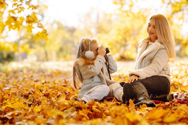 Photo mother and daughter walking in park and enjoying beautiful autumn nature childhood walk family