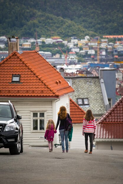 ベルゲンノルウェーの街を歩く母と娘xA