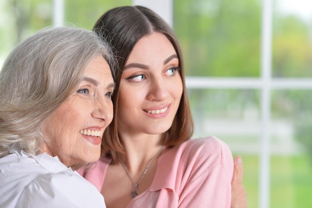 Foto madre e figlia alla finestra