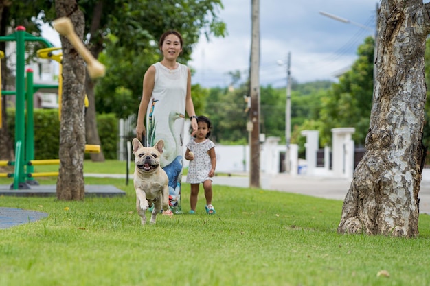 Photo mother and daughter with dog at park