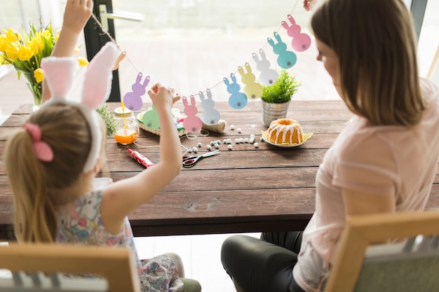 Photo mother and daughter with easter garland