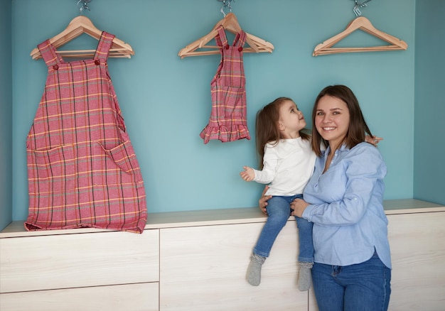 Foto madre e figlia con vestiti simili